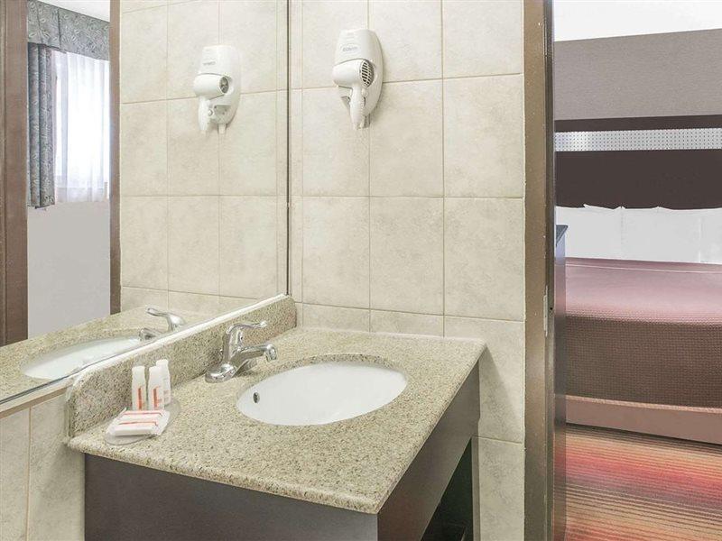 Howard Johnson By Wyndham Hotel North Bergen